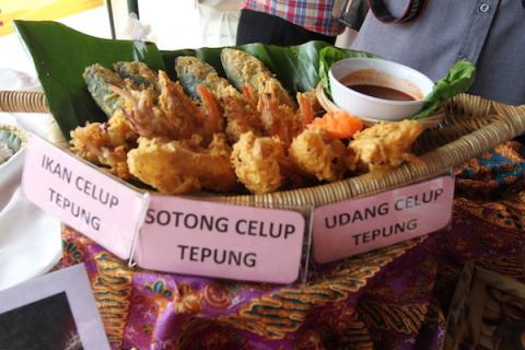 Variasi makanan laut yang digoreng bersama tepung.