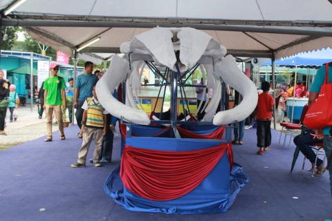 Replika tulang ikan paus yang terletak di tengah-tengah Laman Pameran Perikanan @ myDOF Valley