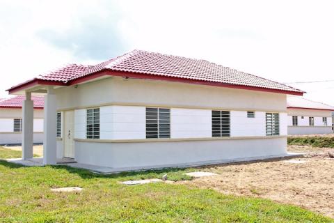 Rumah Bina Negara yang terletak di FELCRA Sri Makmur Skim Penyusunan Semula Kampung di FELCRA Sri Makmur, Pekan, Pahang.