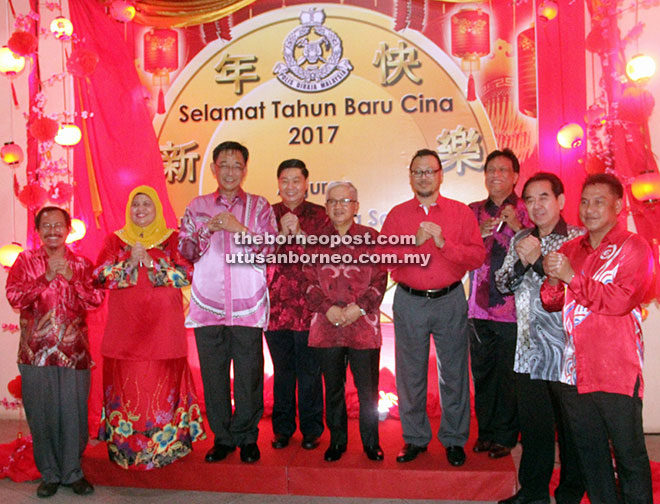  Sebahagian daripada tetamu kehormat yang hadir pada majlis Tahun Baharu Cina peringkat IPD Kota Samarahan.