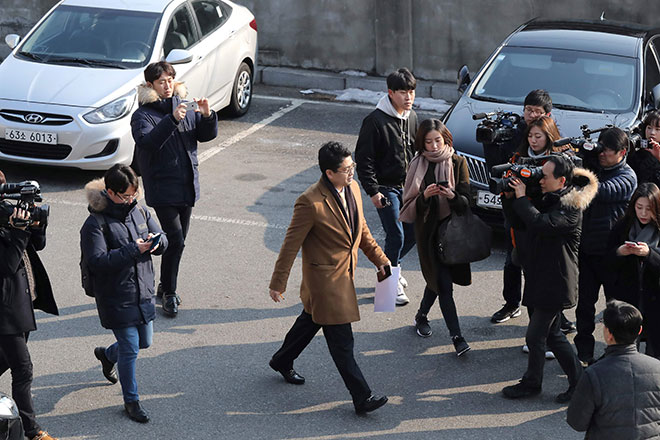  Anggota media mengerumuni pendakwa raya (tengah) yang cuba memasuki Rumah Biru di Seoul semalam. — Gambar AFP