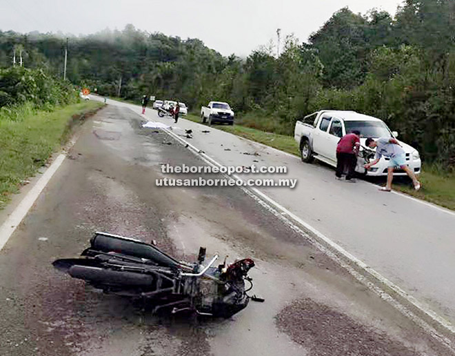  Motosikal mangsa selepas bertembung dengan pacuan empat roda di Batu 22, Jalan Sibu-Bintulu, semalam.