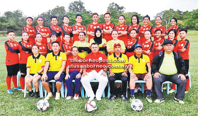  Skuad Bintulu muncul juara Kumpulan A LBR Wanita Zon Borneo bersama Naib Presiden Persatuan Bola Sepak Sarawak (FAS) merangkap Presiden BiFA, Duke Janteng (tengah), Mohd Hakimi (duduk tiga kanan), pengurusan pasukan dan jurulatih.