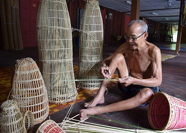  Mina Kalum mewarisi bakat membuat bubu daripada bapanya.