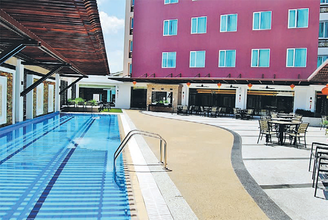 Kemudahan kolam renang dan ruang santai yang terdapat di Hotel Nu.