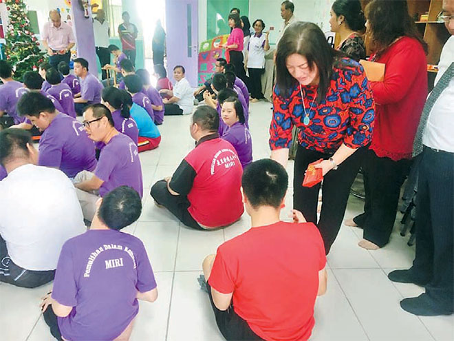  Javaerlyne mengagihkan angpau untuk anak-anak di PDK Miri.