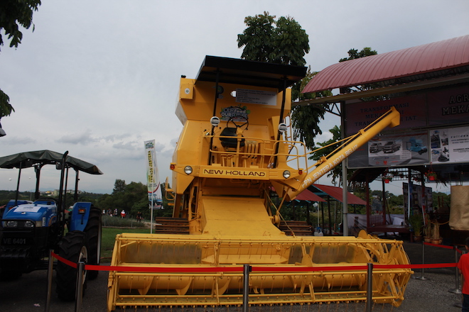 Antara jentera gergasi yang dipamerkan di Laman Jentera