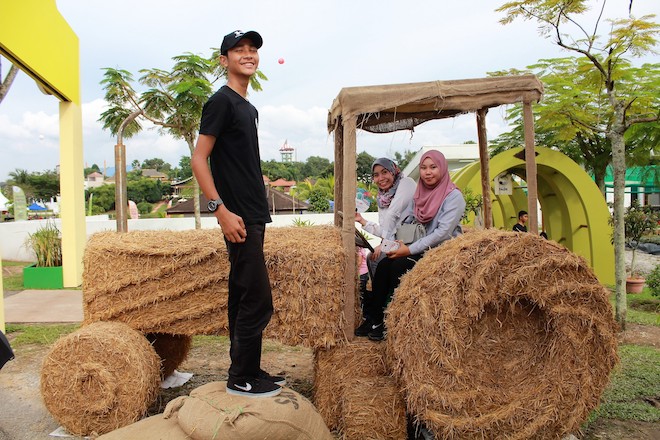 Syahmi, Wani dan Syikin teruja melihat pemandangan sawah padi ungu di Laman Padi