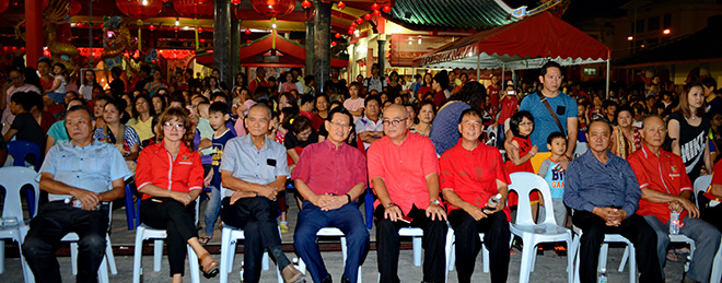  (Dari tiga kiri) Yong, Lee, Yii dan Ting bersama tetamu yang lain menyaksikan persembahan kebudayaan pada sambutan Chap Goh Mei di Tua Pek Kong di Miri, Sabtu lalu.