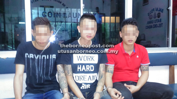  Tiga lelaki tersebut ditangkap oleh JSJ Padawan di gerai sekitar Jalan Batu Kawa, semalam.
