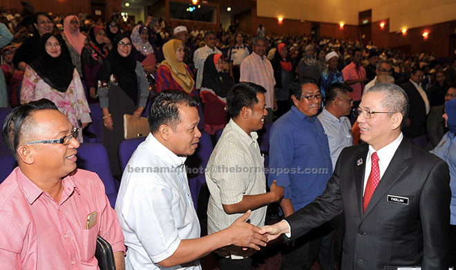 APA KHABAR?: Fadillah (kanan) selepas menyampaikan ucapan pada majlis taklimat peluang pakej kerja dan pembiayaan di bawah Projek Lebuhraya Pan Borneo Sabah semalam. — Gambar Bernama