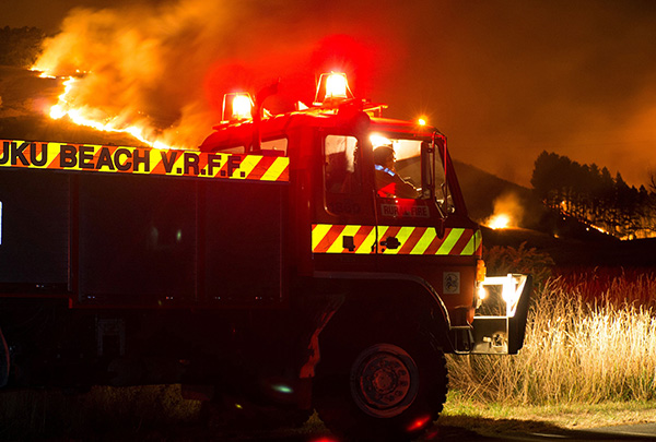  Anggota bomba dikerah untuk menangani kebakaran hutan di Christchurch, New Zealand semalam. — Gambar AFP