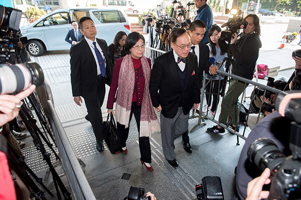 RASUAH?: Bekas pemimpin Hong Kong Donald Tsang bersama isterinya tiba di Mahkamah Tinggi di Hong Kong semalam. — Gambar AFP