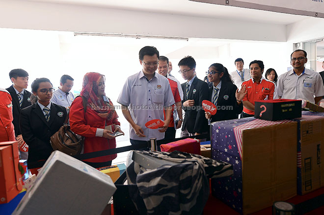  Chua (tiga, kiri) memberi taklimat kunjungan kepada Sekolah Antarabangsa Ipoh Sdn Bhd yang dikendalikan Sekolah Tenby di Ipoh. — Gambar Bernama