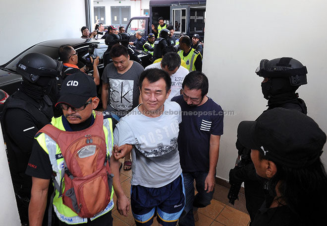  Sebahagian daripada 22 anggota kongsi gelap Geng 24 Pulau Pinang termasuk seorang yang bergelar Datuk Seri dihadapkan ke Mahkamah Sesyen George Town atas pertuduhan menjadi ahli kumpulan jenayah terancang sejak dua tahun lalu. — Gambar Bernama