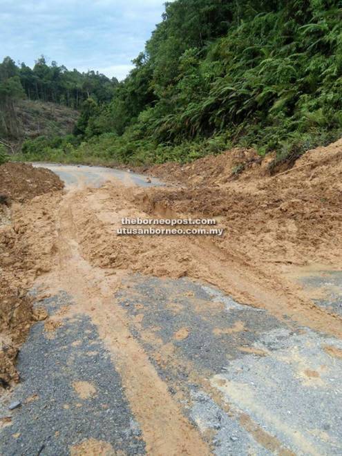  Runtuhan berlaku di Jalan Pemancha Segaya, Tatau, awal pagi semalam menyebabkan jalan dipenuhi kelodak berlumpur dan tidak selamat dilalui kenderaan kecil.