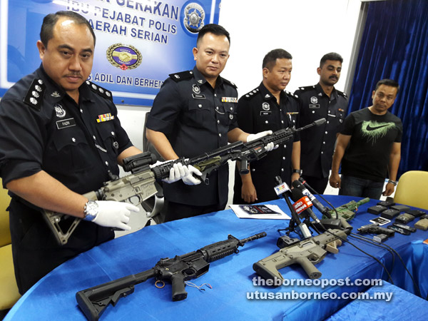  Aswandy (dua kiri) bersama pegawai kanan polis IPD Serian menunjukkan senjata tiruan yang dirampas daripada suspek.