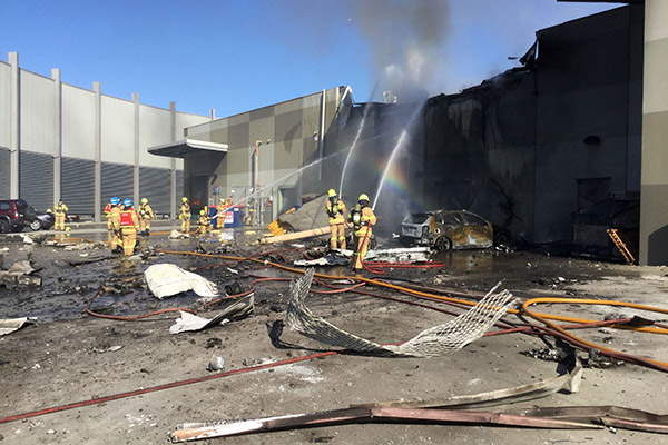  Gambar serahan Metropolitan Fire Brigade (MFB) menunjukkan anggota bomba bergegas memadam kebakaran selepas sebuah pesawat ringan meletup dan merempuh pusat beli-belah di Melbourne semalam. — Gambar AFP