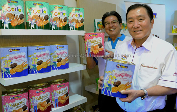  Ong (kanan) bersama Pengarah Urusan Perfect Food Manufacturing Sdn Bhd, Su Chin Hock menunjukkan produk keluaran kilang Perfect Food ketika melawat kilang tersebut di Alor Gajah kelmarin. — Gambar Bernama