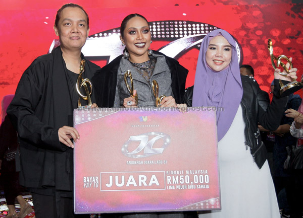  Gambar fail bertarikh 22 Januari 2017 ini menunjukkan penyanyi terkenal Dayang Nurfaizah meraikan kemenangan bersama penulis liriknya, Iman Imran (kiri) selepas dinobatkan sebagai juara Anugerah Juara Lagu ke-31 melalui lagu ‘Lelaki Teragung’ di Pusat Dagangan Dunia Putra (PWTC), Kuala Lumpur. Turut hadir komposer lagu tersebut Natasya (kanan). — Gambar Bernama