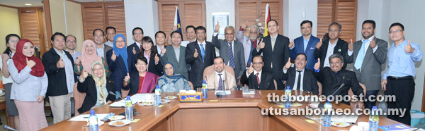  Timbalan Pengurus Besar PUSAKA Hashim Bojet (duduk, tengah) bersama Mohd Iqbal (duduk, tiga kanan), delegasi BTMA dan pegawai-pegawai PUSAKA, Jabatan Hutan, STA, dan Jabatan Pertanian.