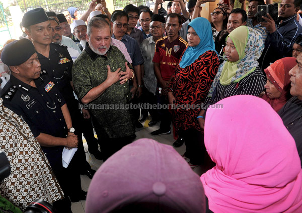  Sultan Ibrahim berkenan melawat keluarga mangsa remaja berbasikal yang maut dilanggar kereta di Rumah Mayat Hospital Sultanah Aminah, Johor Bahru.  — Gambar Bernama