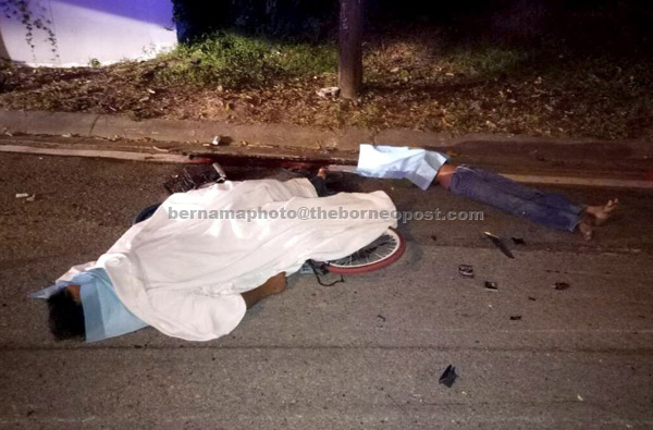  Lapan remaja lelaki berbasikal maut apabila dilanggar sebuah kereta di Jalan Lingkaran dalam bersebelahan Tanah Perkuburan Mahmoodiah awal pagi tadi di Johor Bahru.  — Gambar Bernama