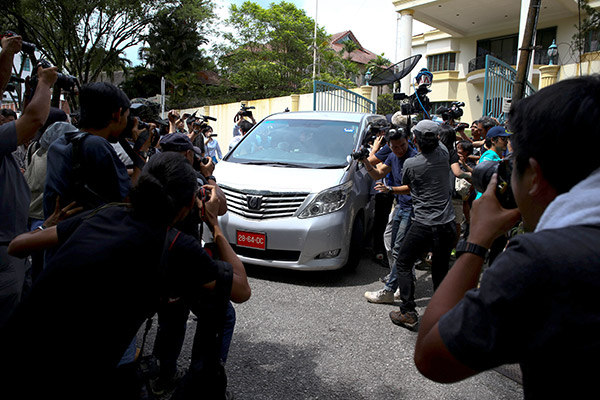  Anggota media mengerumuni kereta yang meninggalkan kedutaan Korea Utara di Kuala Lumpur, kelmarin. — Gambar Reuters