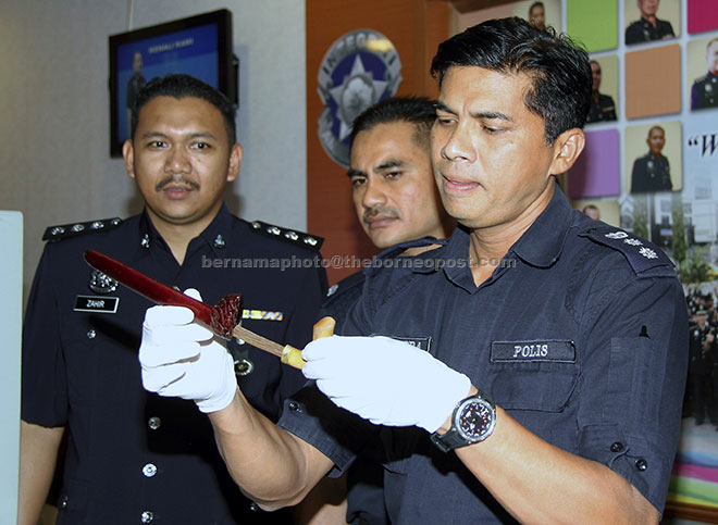  M Chandra menunjukkan pisau Badik yang ditemui di dalam kenderaan yang digunakan oleh ahli kumpulan Geng Hitam untuk melakukan samun di beberapa kawasan sekitar dekat Kinabalu, semalam. — Gambar Bernama