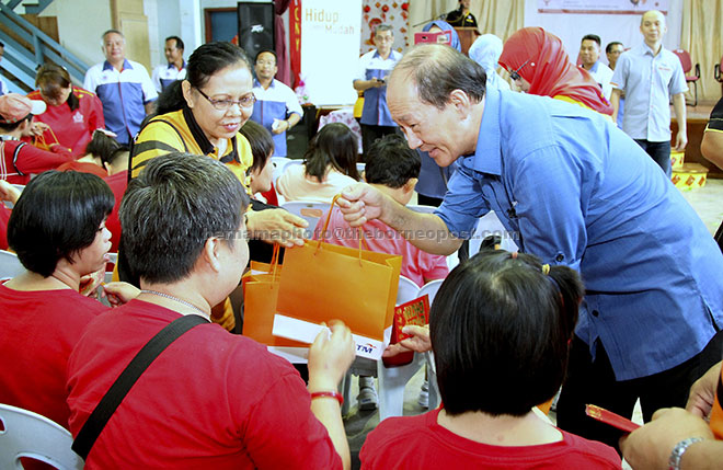  Edward menyampaikan sumbangan kepada Orang Kelainan Upaya (OKU) di Pusat Seri Mengasih Tanjung Aru sempena program tsnggungjawab sosial korporat( CSR) SUTE anjuran Kesatuan Pekerja-Pekerja Telekom Malaysia Berhad Sabah di Kota Kinabalu, semalam. — Gambar Bernama