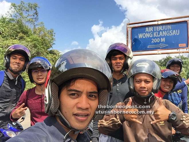  Papan tanda menuju ke Air Terjun Wong Klangsau yang terletak 200 meter dari jalan utama Saratok.