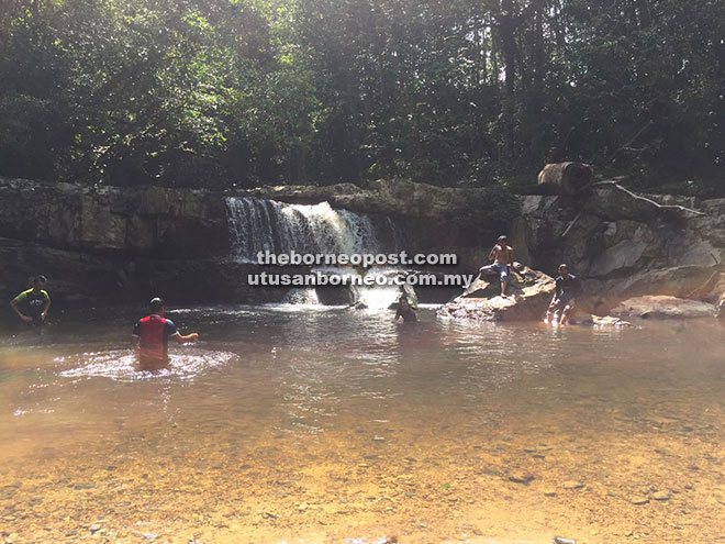 Air Terjun Wong Klangsau terletak di Ulu Awik, Saratok.