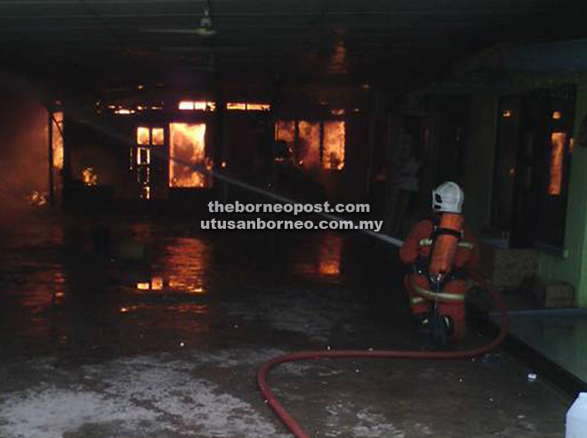  Anggota Bomba dan Penyelamat Bintulu berusaha mengawal dan memadam kebakaran di Kampung Bagor Laut.