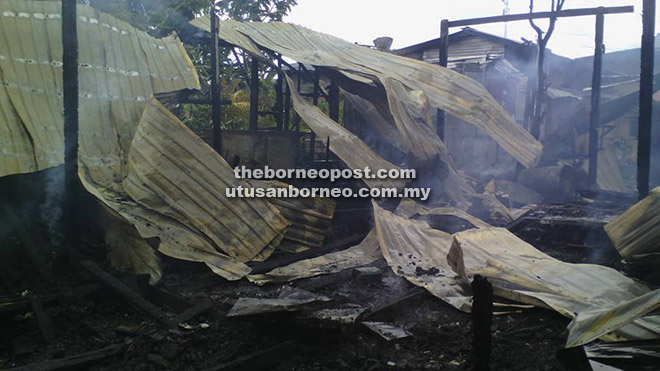  Keadaan tiga rumah yang musnah dalam kebakaran di Kampung Bagor Laut, Bintulu pagi semalam.