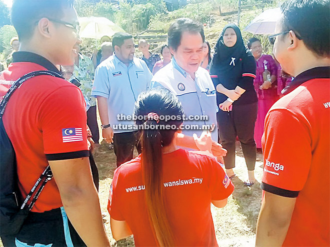  Anyi berjabat tangan dengan mahasiswa yang menyertai program berkenaan.