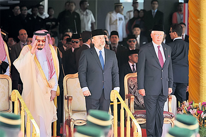  Raja Salman memberi tabik hormat pada sambutan rasmi lawatan negara empat hari ke Malaysia di Dataran Parlimen dekat Kuala Lumpur, semalam. Sultan Muhammad V turut berangkat menyambut ketibaan Raja Arab Saudi itu Turut kelihatan Najib (kanan). — Gambar Bernama