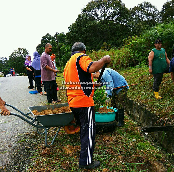  Penduduk menanam bunga bagi memberi keceriaan dan kecantikan kawasan kampung.