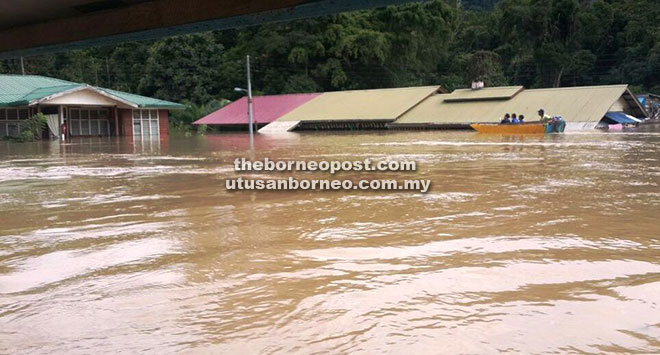  Beginilah keadaan banjir di SK Long Sobeng, Hulu Tinjar. 