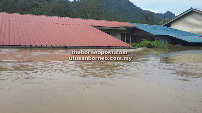  Banjir menenggelamkan SK Long Sobeng dengan air mencecah bumbung sekolah semalam. 