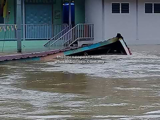  Keadaan SK Long Sobeng ditenggelami air semalam. 