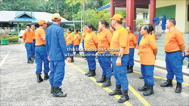  Berkawad sebelum memulakan latihan di Kem Belia Kemuyang.