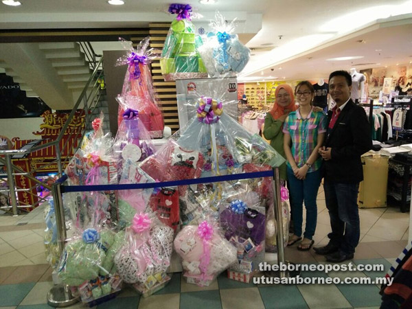  Tiga kakitangan Premier Departmental Store menunjukkan hadiah-hadiah menarik yang menanti pemenang sempena peraduan The Most Photogenic Baby Contest. 