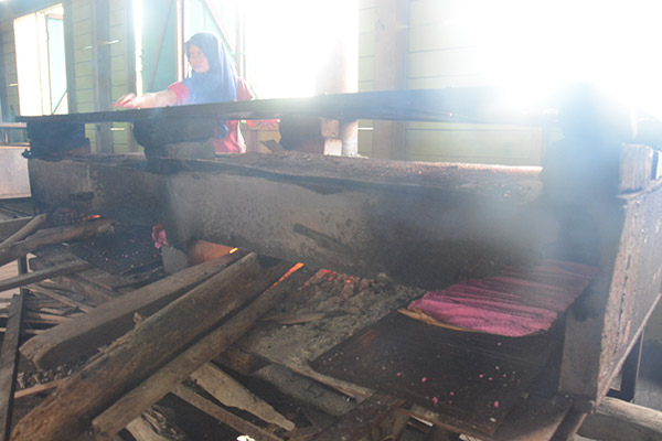  Memanggang tebaloi menggunakan kayu api untuk mendapatkan perisa asli digemari pelanggan.