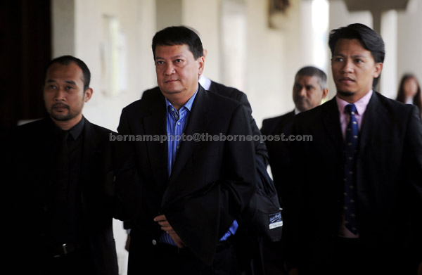  Nor Badli (tengah) dihadapkan ke Mahkamah Sesyen atas dua pertuduhan melibatkan diri dalam pengubahan wang haram berjumlah RM1 juta, empat tahun lepas. — Gambar Bernama 