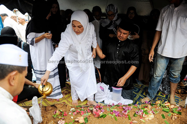  Balu Allahyarham Tan Sri Jins Shamsuddin Puan Sri Halijah Abdullah ketika mengaminkan doa untuk jenazah suaminya di Tanah Perkuburan Islam Ulu Kelang semalam. — Gambar Bernama