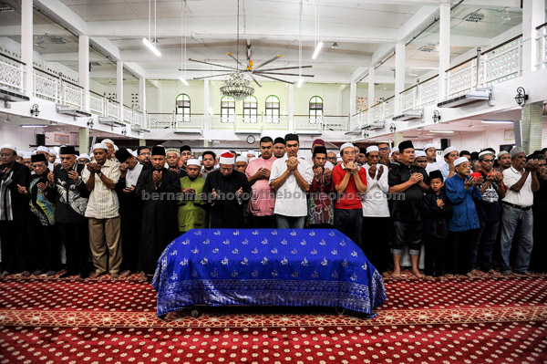  Mufti Wilayah Persekutuan Datuk Dr Zulkifli Mohamad al-Bakri ketika membaca doa selepas solat jenazah Allahyarham Tan Sri Jins Shamsudin semalam. — Gambar Bernama