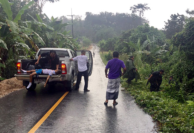  Anggota keselamatan Thailand membantu mengalihkan mangsa kejadian tembak di Kampung Thammacharen, Mukim Khok Setor di Narathiwat kelmarin. — Gambar Bernama