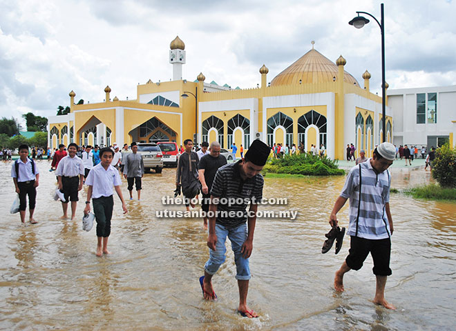  Jemaah selesai menunaikan solat Jumaat menyinsing seluar ke paras betis apabila pekarangan Masjid An-Nur dinaiki air.