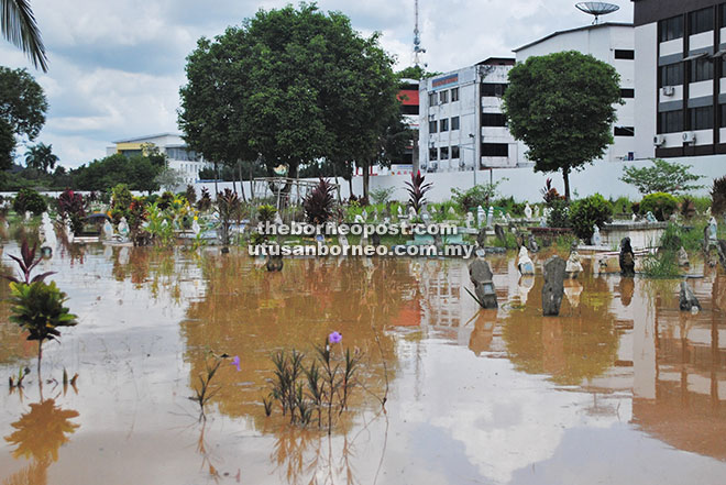  Perkuburan Islam Al-Qadim di Jalan Tun Abang Haji Openg turut terjejas akibat banjir.