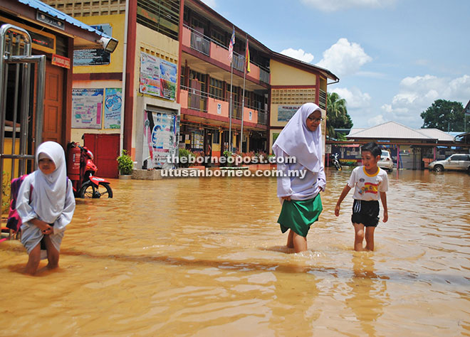  Beberapa murid Sekolah Kebangsaan (SK) Abang Ali terpaksa meredah banjir  yang melanda sekolah mereka di Sibu, semalam.